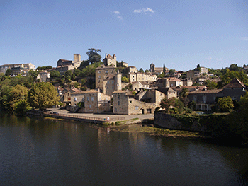 Vue sur le village médiéval de puy l'évêque et la rivière