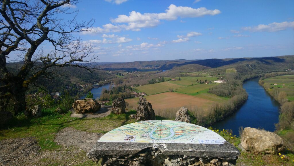 Table d'orientation sur les hauteurs d'Albas avec vue ensoleillée sur une boucle du Lot et des vignobles