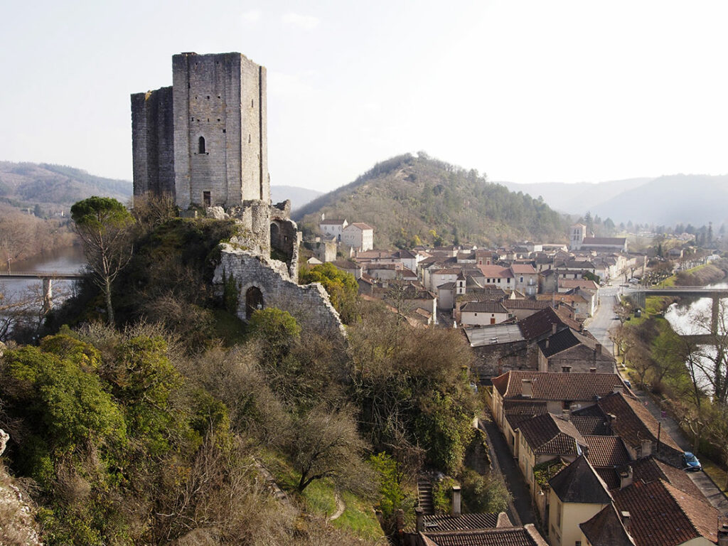 La Tour de l'Impernal à Luzech avec la boucle du Lot qui entoure le village